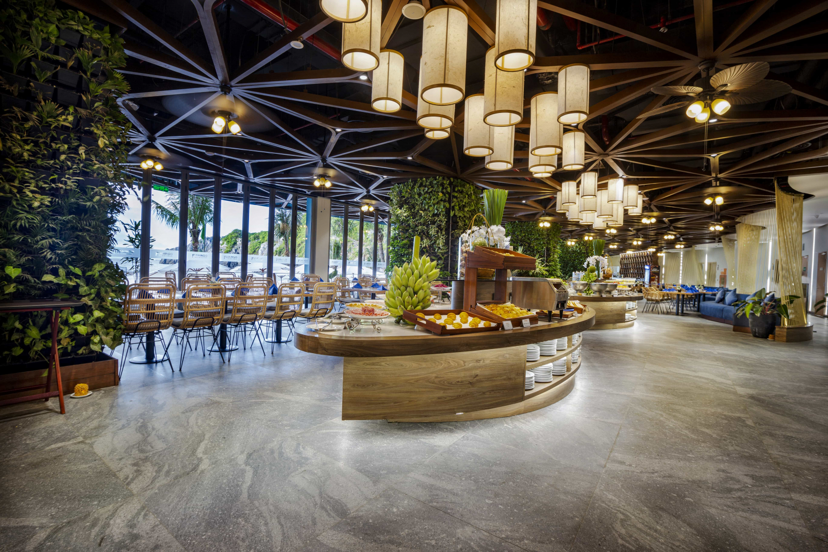 Sea Restaurant tại tầng 1 của Flamingo Premium Cat Ba Beach